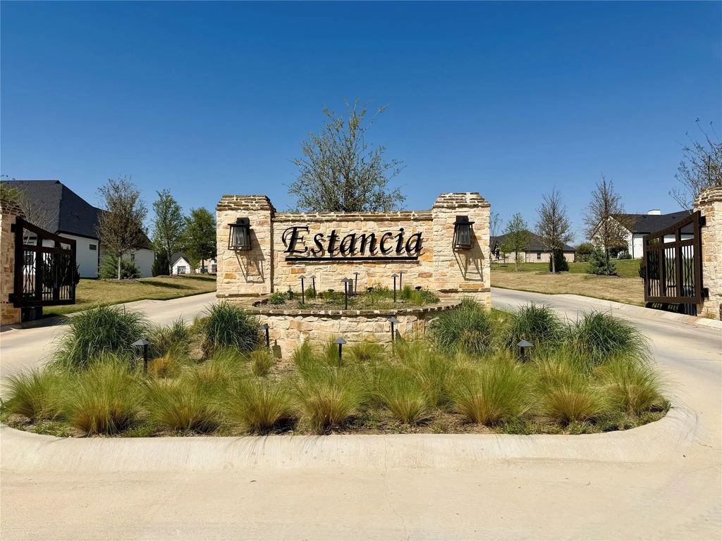 1048 Estancia Boulevard, Weatherford