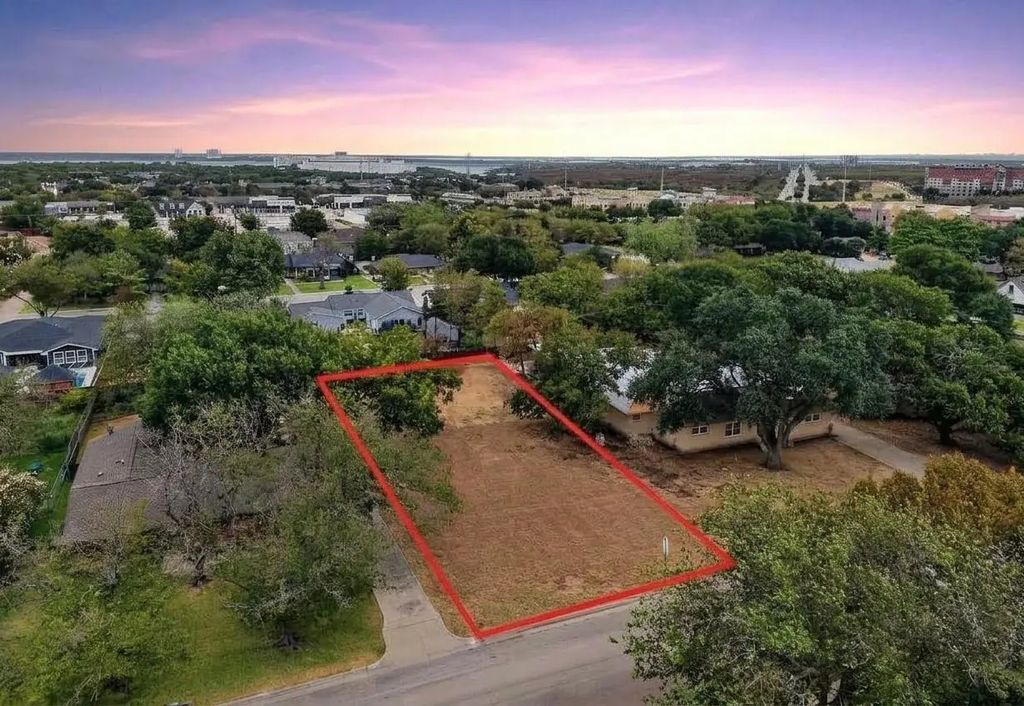 825 E Worth Street, Grapevine