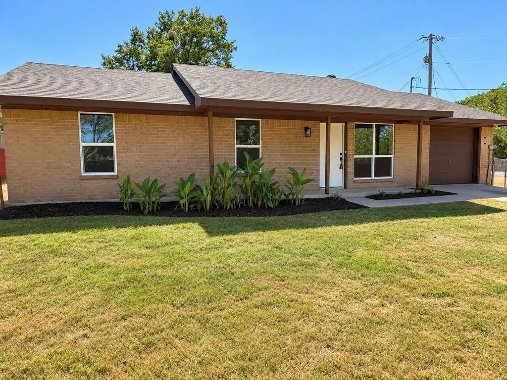 527 W Aubrey Street, Pilot Point