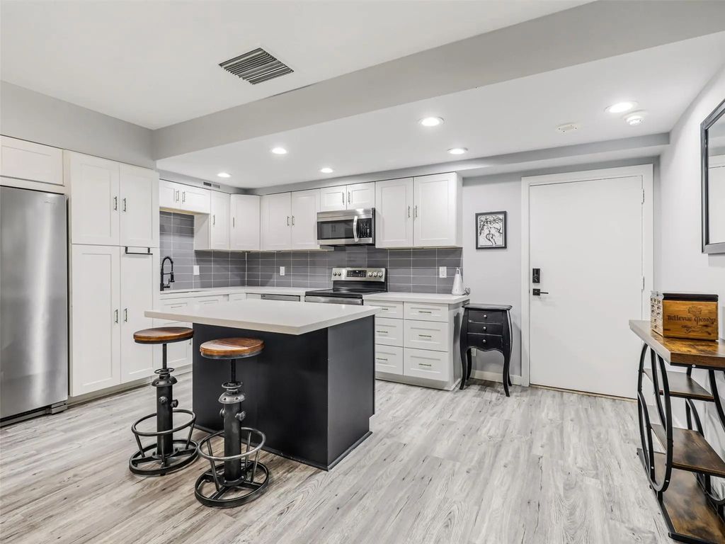 6211 W Northwest Highway G226, Dallas