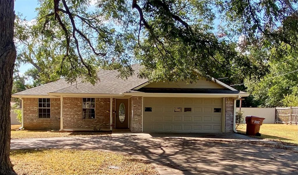 805 Lynn Street, Bonham