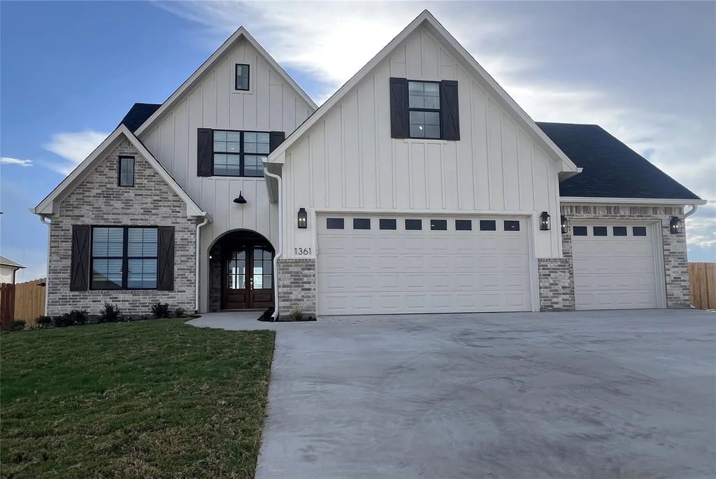 1361 Red Rock Road, Hewitt