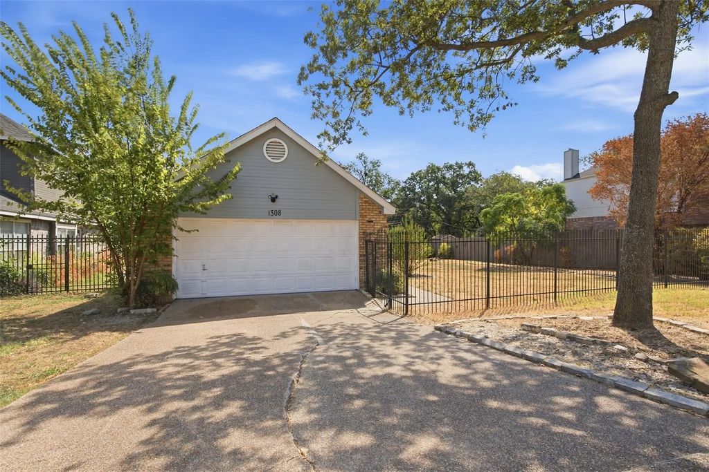 1308 Carver Lane, Irving