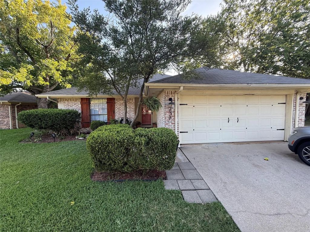 737 Hampshire Drive, Burleson