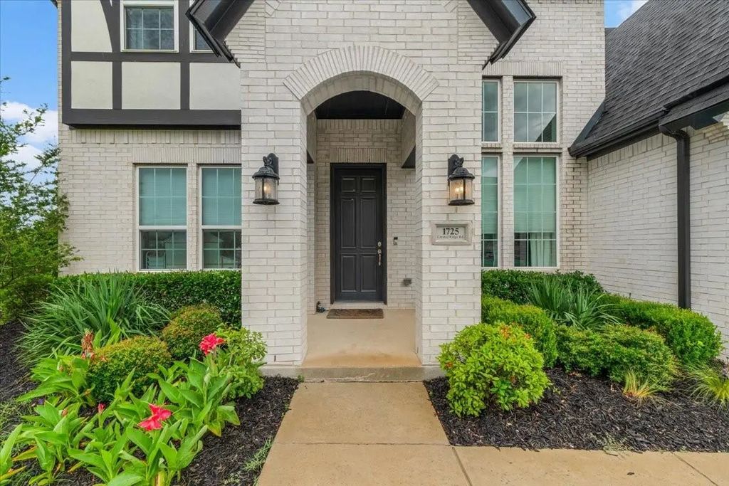 1725 Crested Ridge Road, Fort Worth