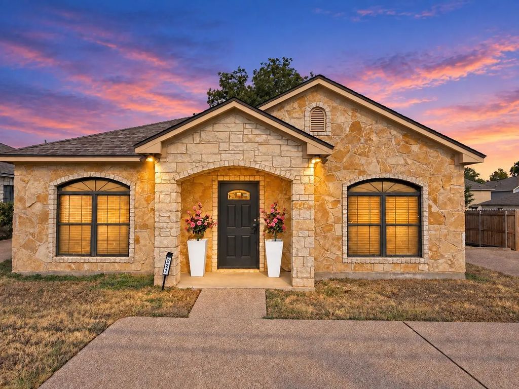 221 Gurley Lane, Waco