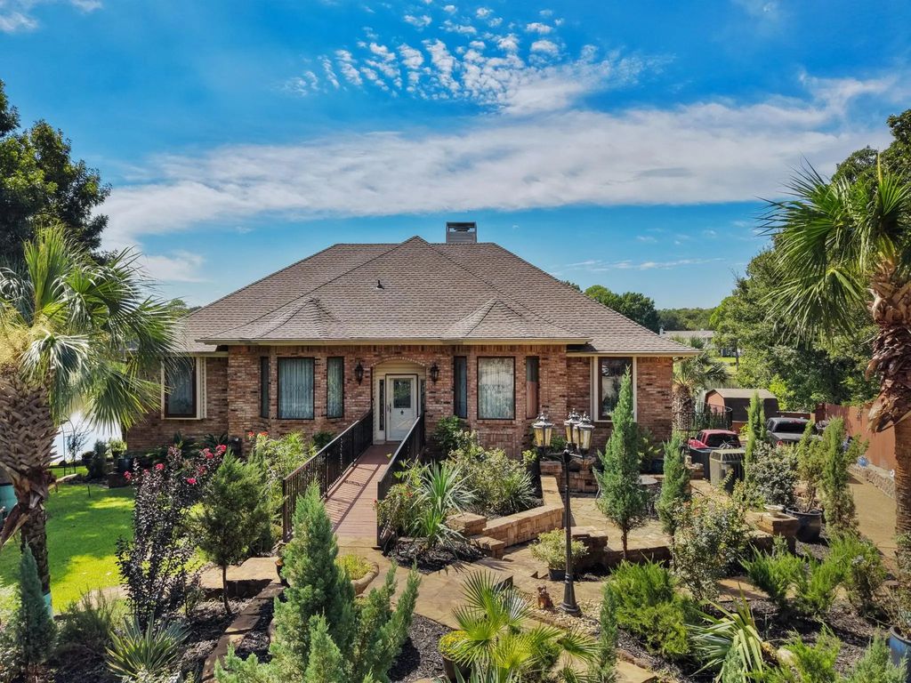 2910 Lakeshore Court, Arlington