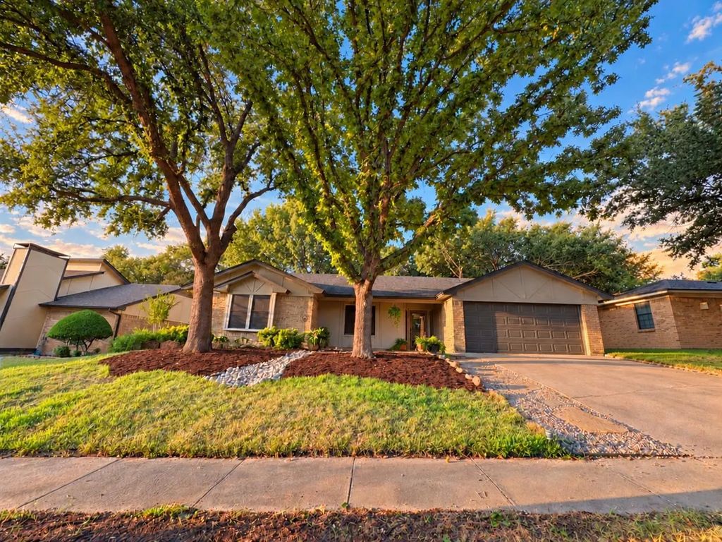 917 Clear View Drive, Bedford