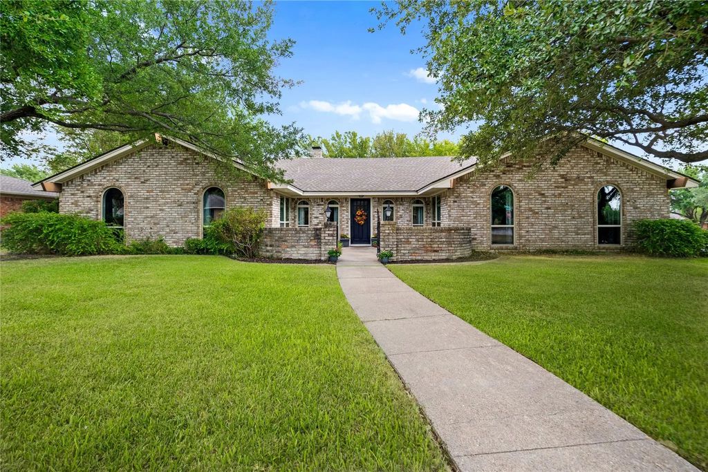 402 Coachlight Trail, Rockwall