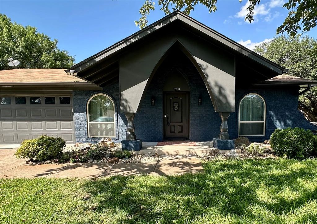 120 Lakeway Drive, Benbrook