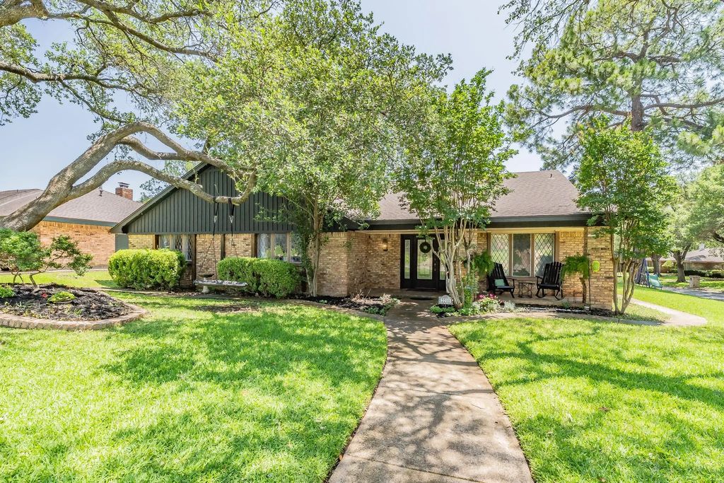 2211 Midhurst Drive, Arlington