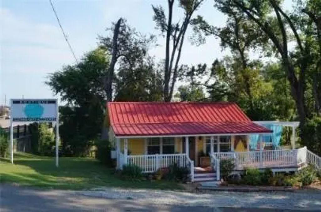402 E College Street, Canton