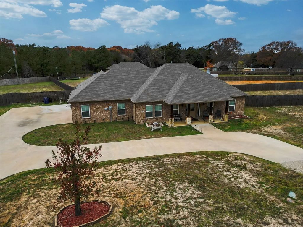 853 County Road 37, Tyler