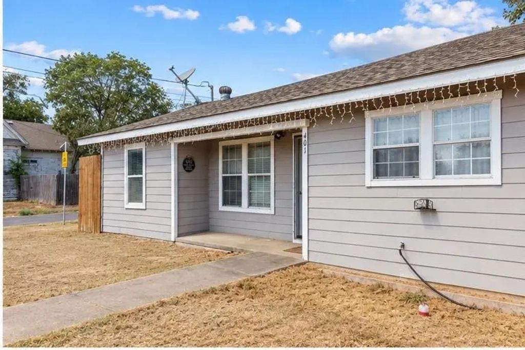 401 E Davis Avenue, Alvarado