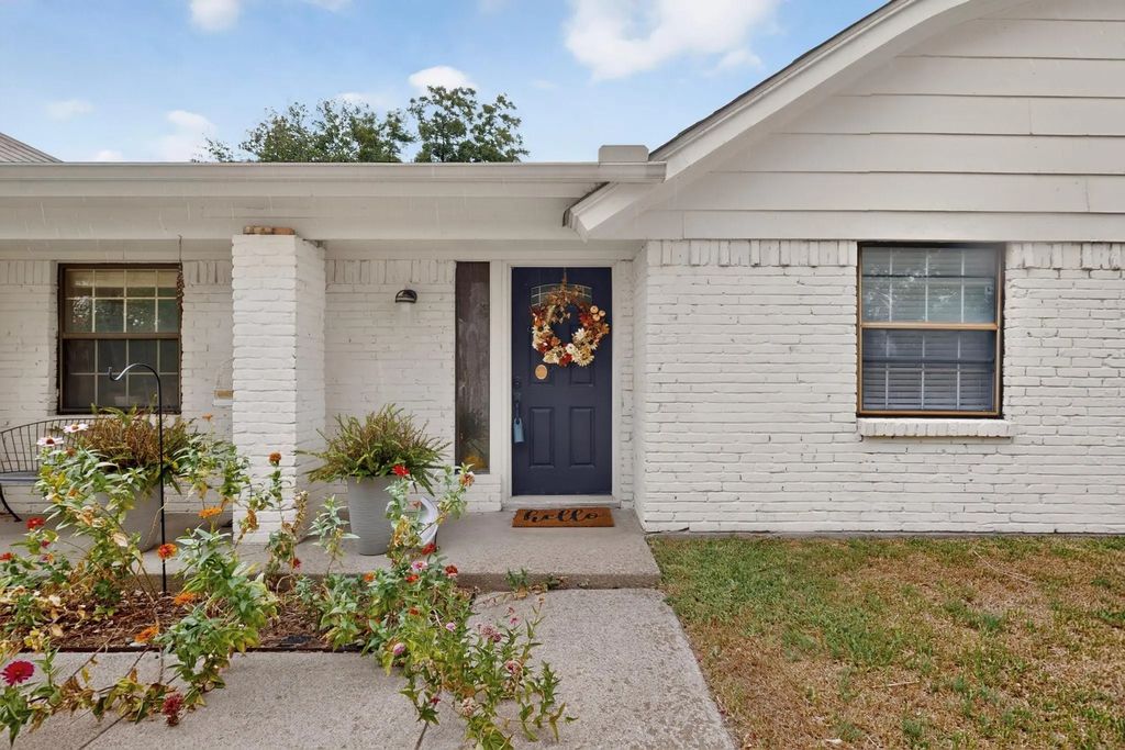 2060 Trailwood Drive W, Burleson
