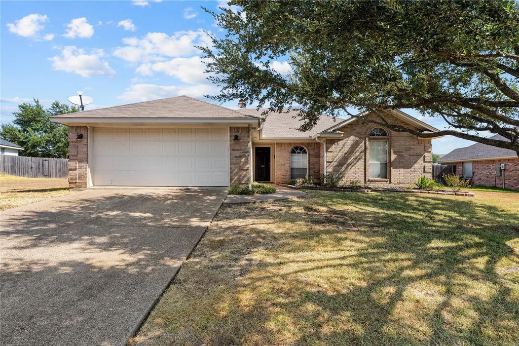 624 Willow Creek Drive, Hewitt