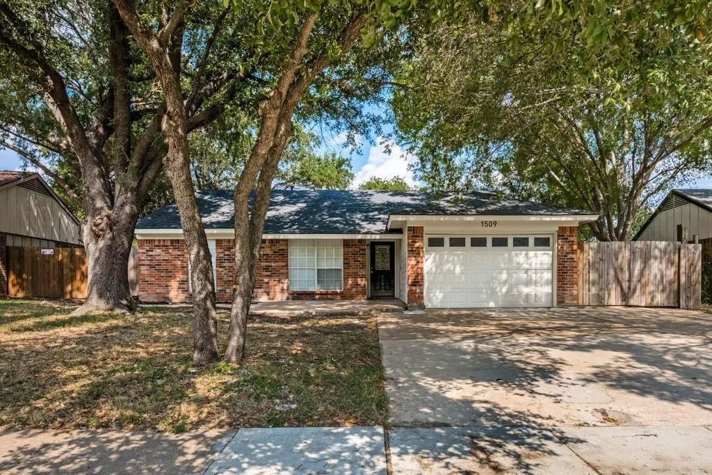 1509 Caplin Drive, Arlington