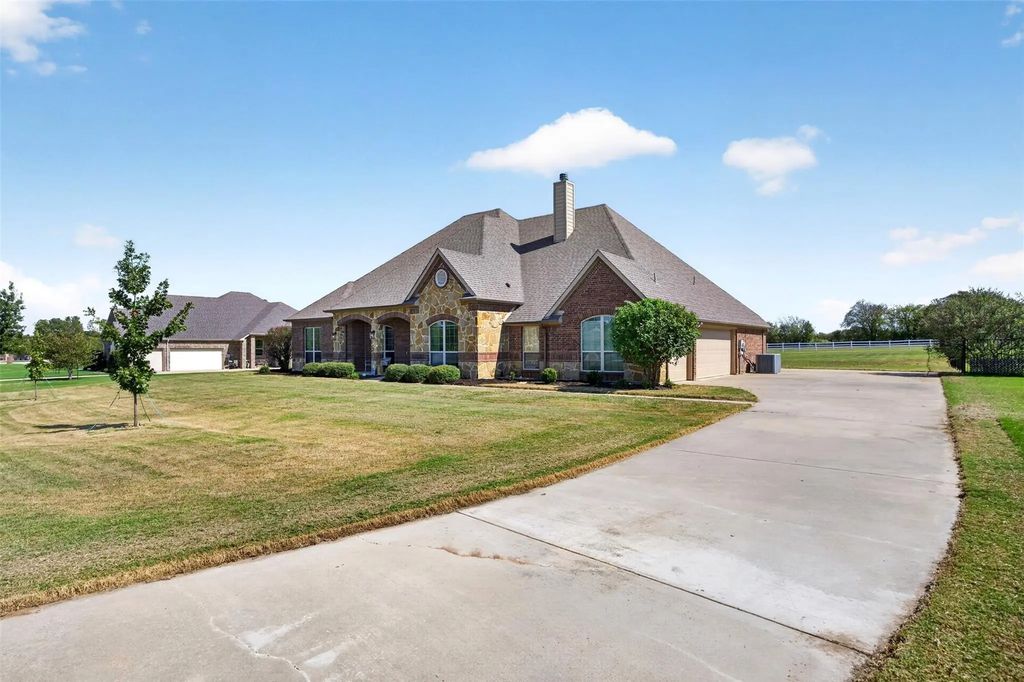 225 Diamond Rose Drive, Burleson