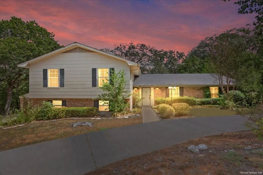 435 Elmwood Road, Woodway