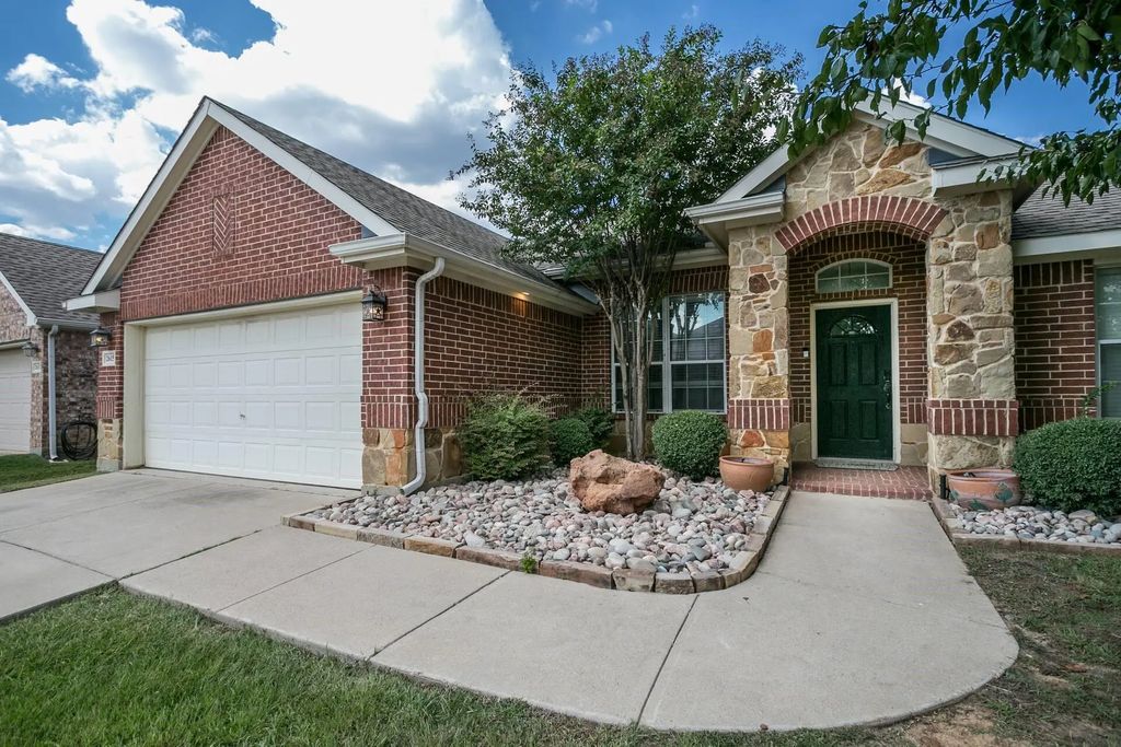 2615 Fox Creek Trail, Arlington