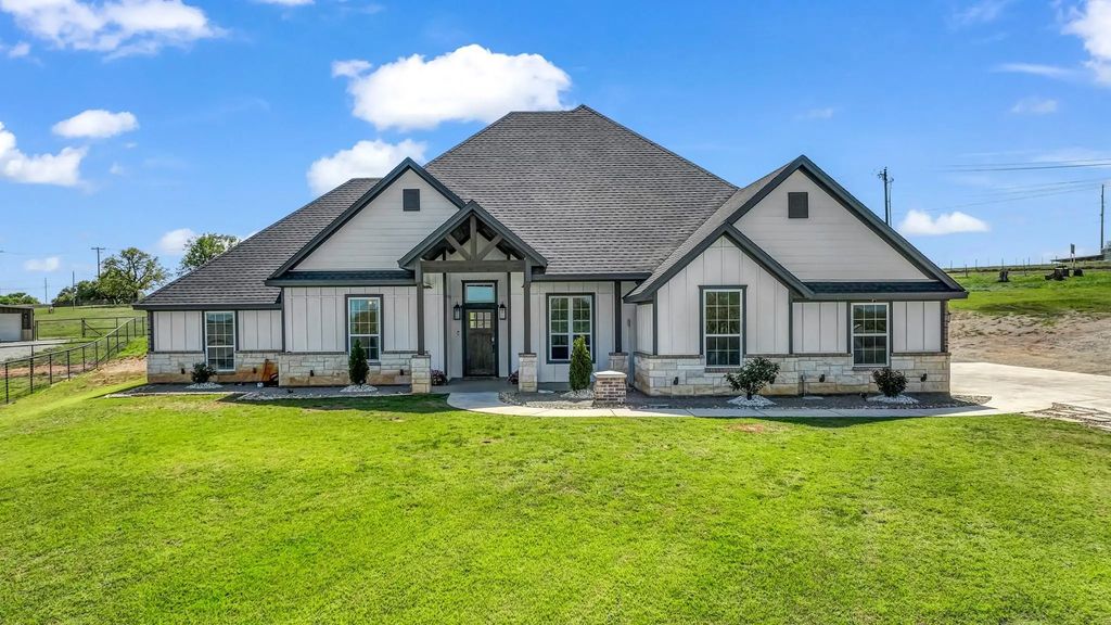 1175 Paradise Parkway, Poolville