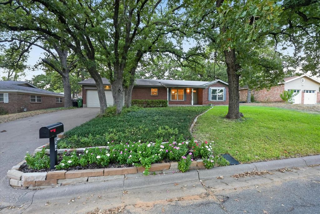 844 Woodcrest Drive, Hurst
