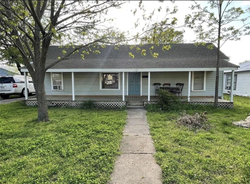 903 14th Street, Honey Grove