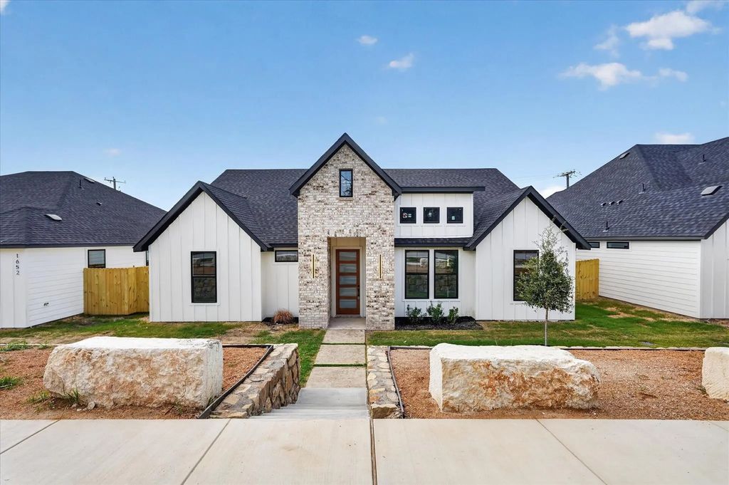 1656 W Wintergreen Road, Lancaster