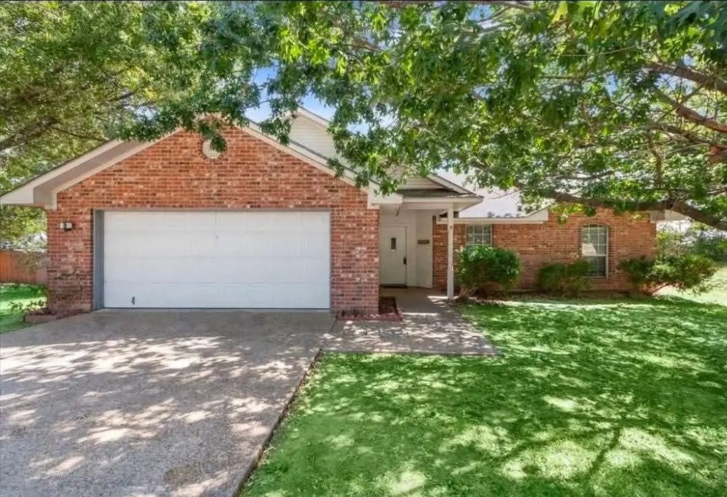706 Rolling Hills Drive, Hewitt
