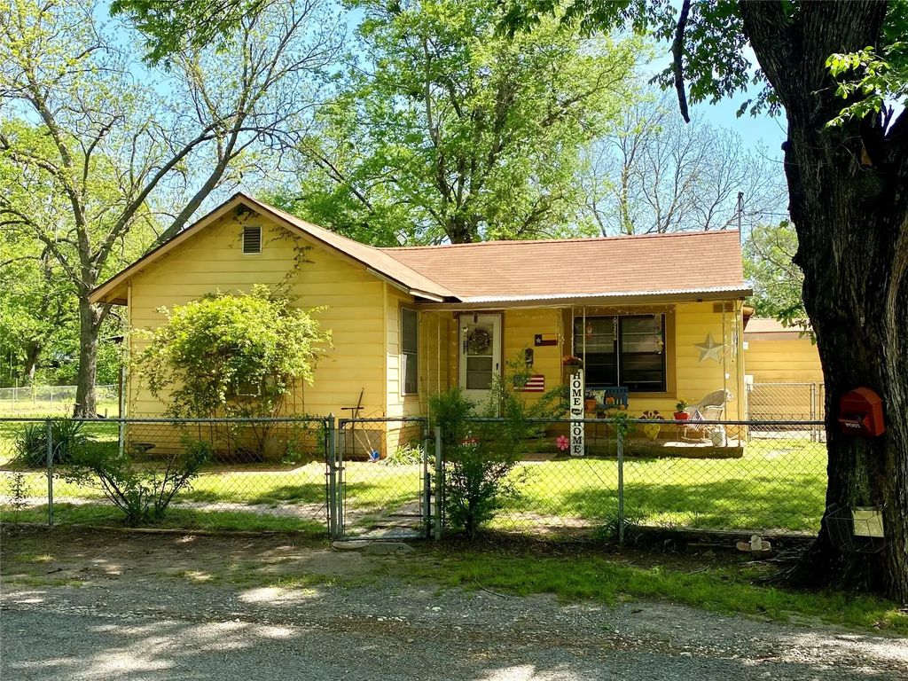 1115 S 6th Street, Bonham