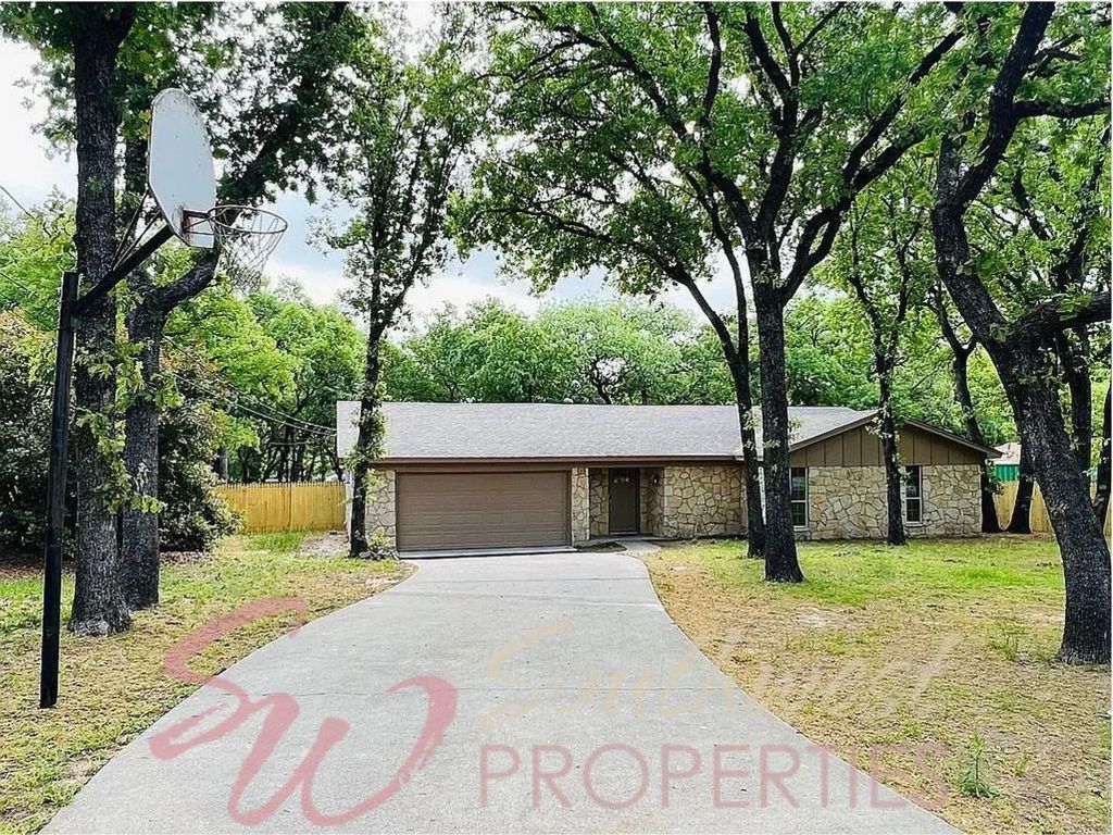2605 W Highland Drive, Granbury