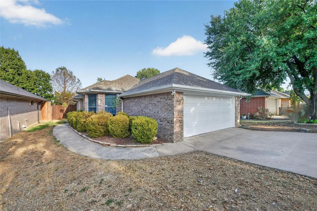 738 Harbour Town Drive, Lake Dallas