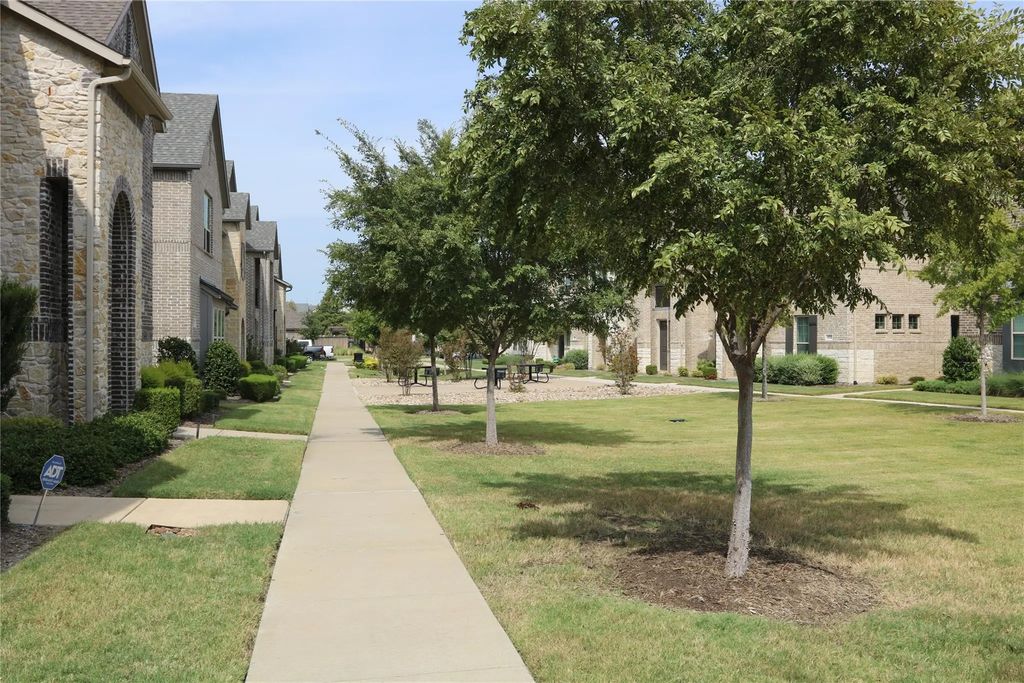 2729 Vista Park Lane, Lewisville