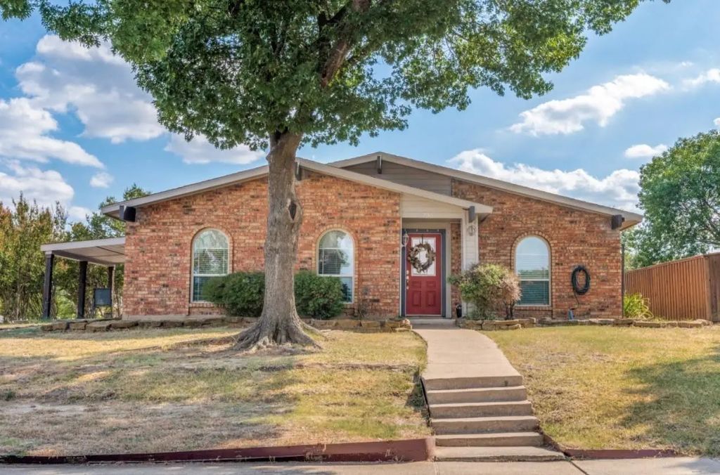 700 Nora Lane, DeSoto