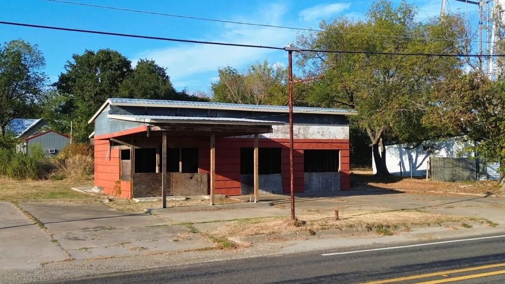 102 Northside Plaza, Ladonia