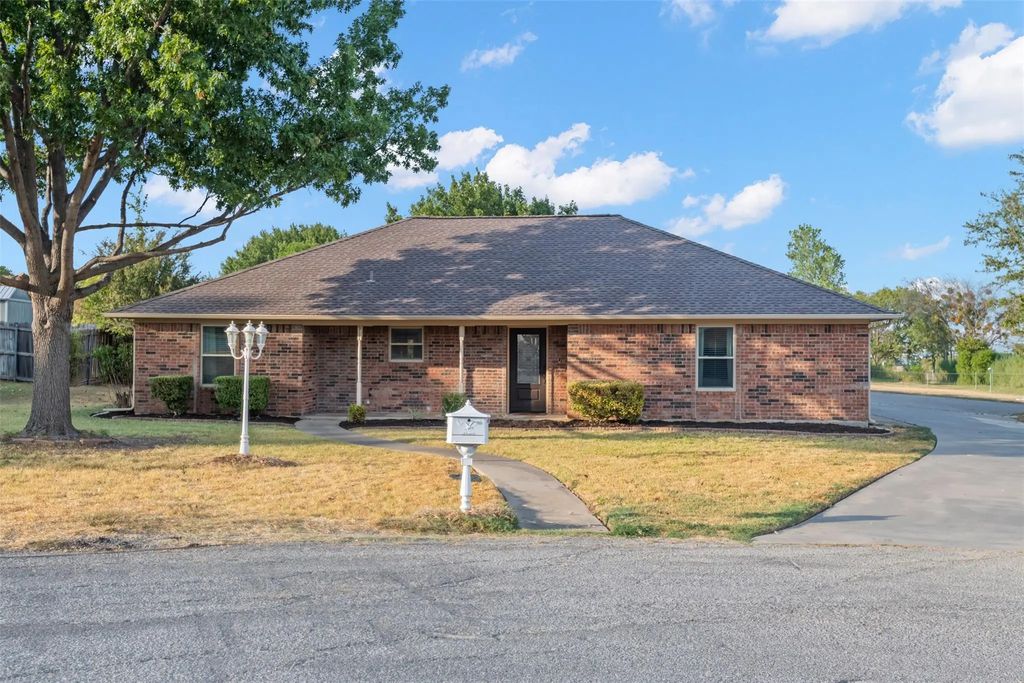 911 Clearview Street, Krum