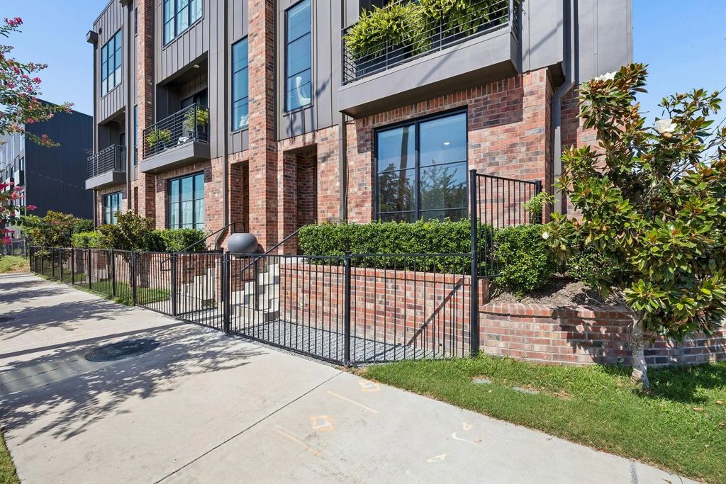 737 N Zang Boulevard 103, Dallas
