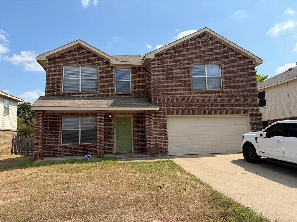 2329 Ash Grove Trail, Fort Worth
