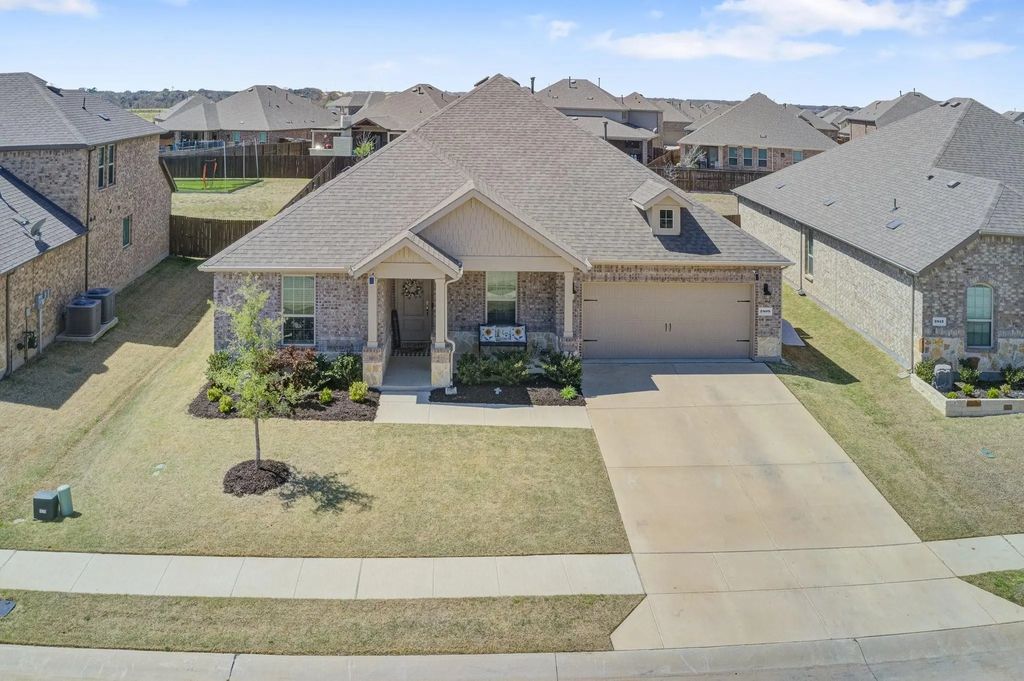 2809 Grizzly Road, Aubrey