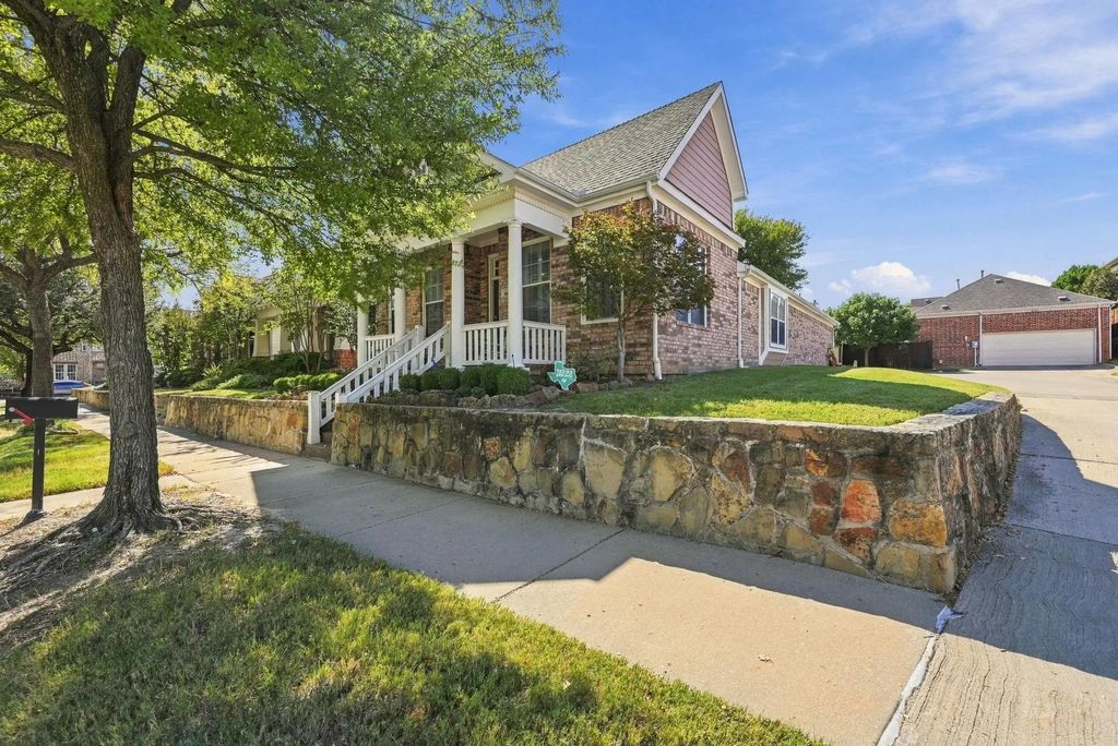 6033 Roaring Springs Drive, North Richland Hills
