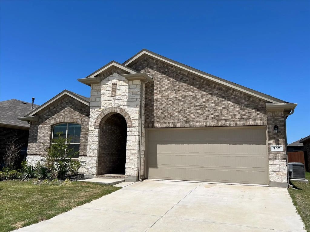 717 Shepperton Way, Fort Worth