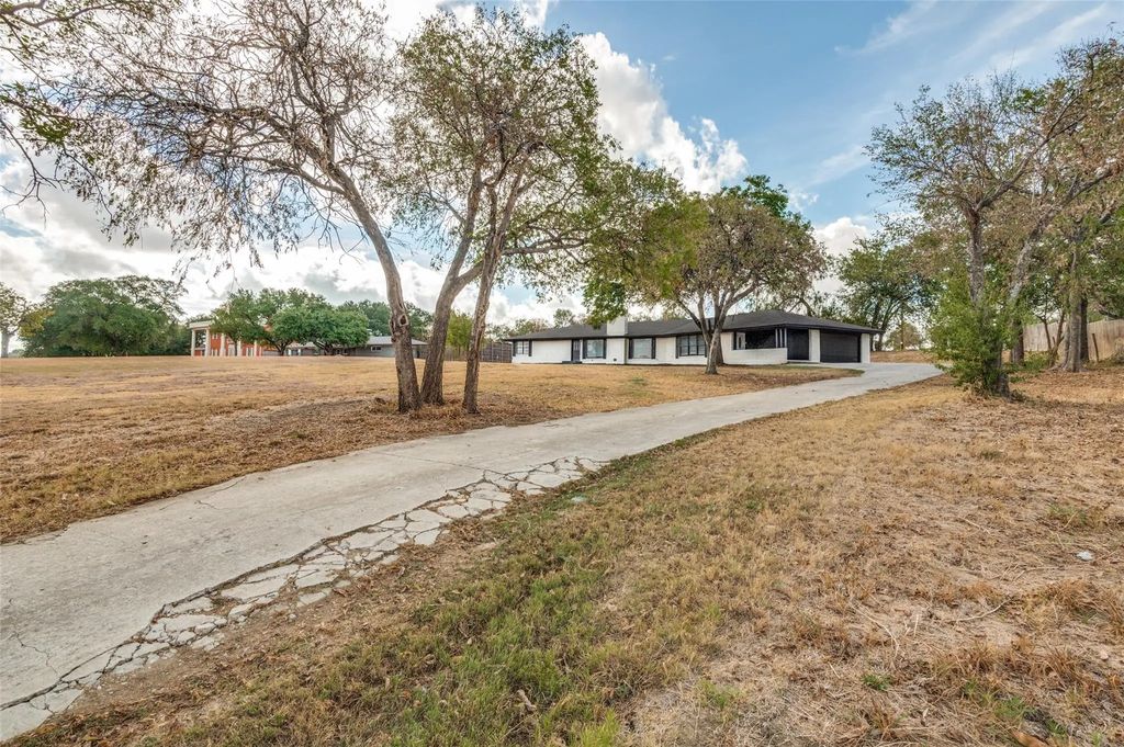 325 Crescent Drive, Grand Prairie