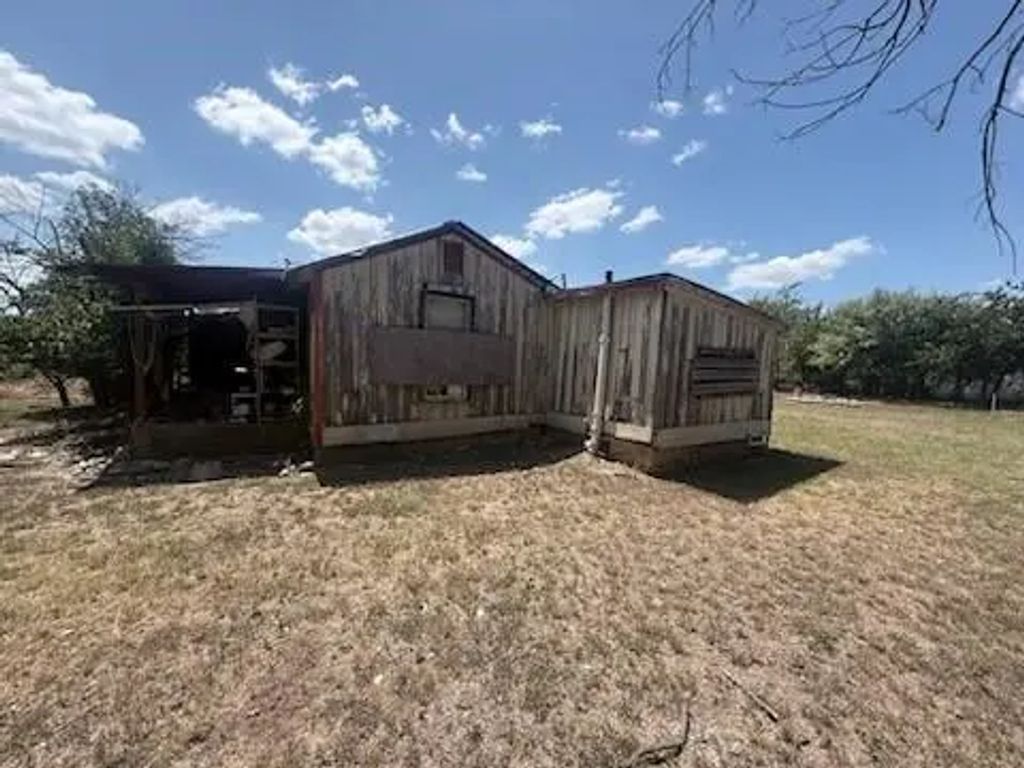 1102 S Mesquite Street, Brady