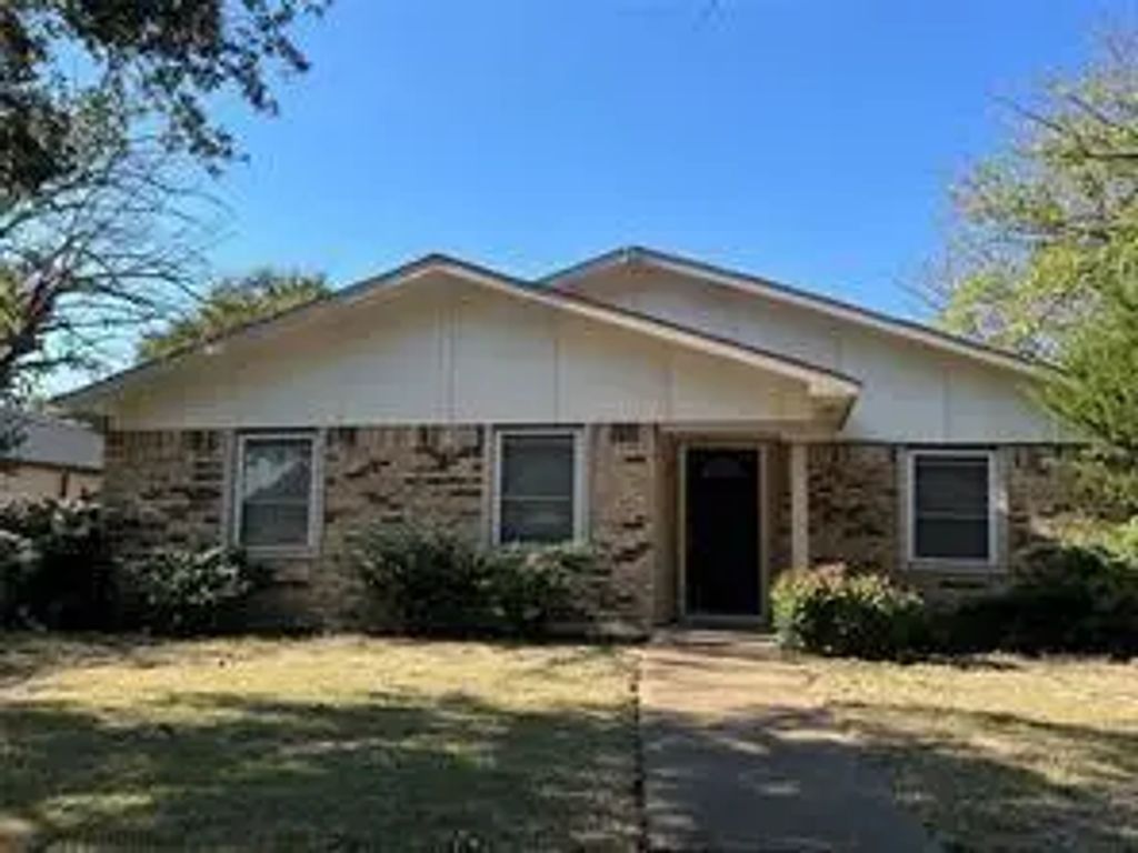 908 Cross Bend Road, Plano