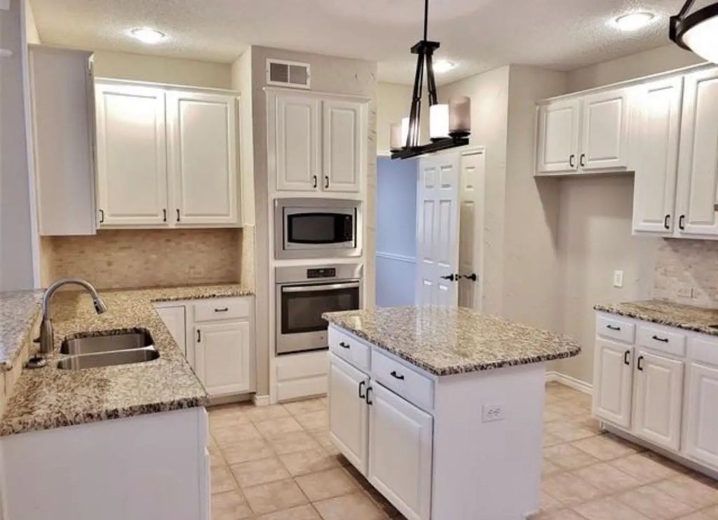 211 Moss Hill Road, Irving