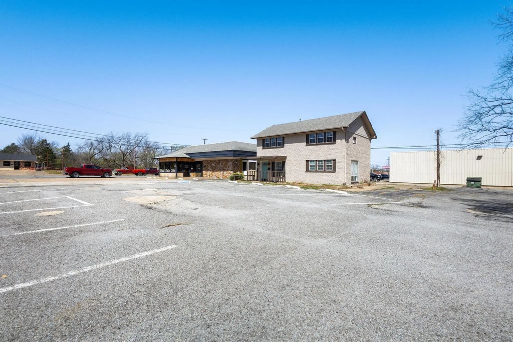 127 W Texas Street, Denison