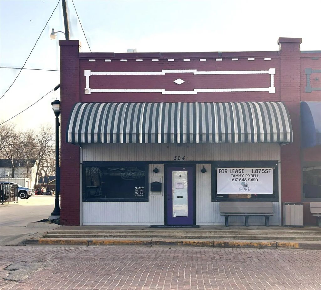 304 E Criner Street, Grandview