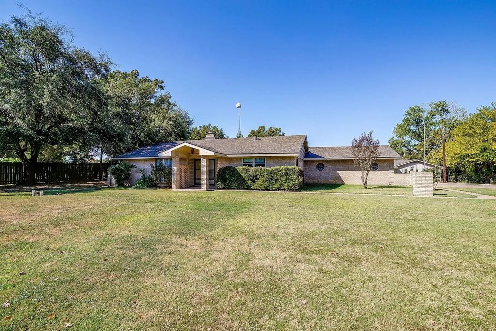 1060 S Burleson Boulevard, Burleson