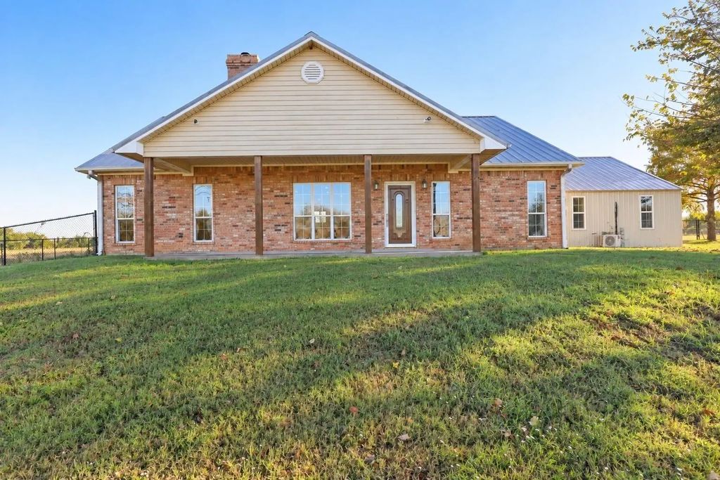 898 Farm Road 1700, Clarksville