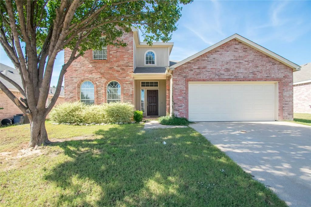 8512 Clearbrook Drive, Fort Worth